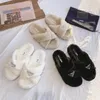populaire Vrouwen Slipper pluizige teddy sandalen Schoenen Vintage huis Slippers Designer dia's maat 35-42 hak man Luxe dames platte casual driehoek tazz Slide