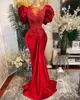 Tallas grandes Árabe Aso Ebi Sirena roja Encaje Vestidos de baile Fruncido Puffy Mangas cortas Con cuentas Cuello transparente Terciopelo Noche Vestidos de fiesta formales Segundo vestido de recepción