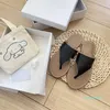 Sandaler präglade tofflor Designer Kvinnor Flip Flops Flat Mules Cow Leather Summer Beach Dålig glidbanor Läder Slipper