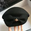 Berety bownot beret jesienne zimowe wełna moda top hat hate lady marki projektant metalowej pszczoły czarna czapka dla kobiet prezenty 230804