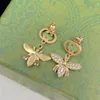 Designer Brass Alphabet Inset Zircon Bee kleine insecten hanger Charm oorbellen voor vrouwen, eenvoudige gepersonaliseerde oordopjes, Valentijnsdag, Kerstmis