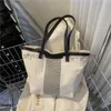 Lona de gran capacidad para las mujeres Otoño Primavera 2023 Nueva moda Commuter Shoulder Tote Simple y de moda Tidestylishhandbagsstore