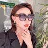 2024 Designer Fashion New Luxury Designer Pjia Nuovi occhiali da sole Red femminile Red Stico stile Personalità Piatto Small Sunglasses SPR15W