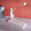 Dekorative Objekte, Figuren, Herzballon und fliegendes Mädchen, inspiriert von Banksy-Kunstwerken, moderne Skulptur, Heimdekoration, Statuendekoration, groß, 230803