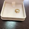 Designer Engagement Love Gift Ring 18K Gold Plated Ring med varumärkeslogotyp Classic Mönster Ring Designad för kvinnor Travel Party Jewelry Waterproof