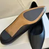 la ligne chaussures designer femmes chaussures habillées sandales pointues plates chaussures de mariage de bureau chaussures de sport mocassins en peau d'agneau noir blanc avec boîte