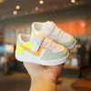 Sneakers flickor pojkar sportskor baby småbarn läder lägenheter barn casual spädbarn mjuk för barn 230804