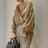 Camicette da donna Kuzuwata Stile da vacanza coreano Retro Chemise Femme Primavera Estate Scollo a V allentato Camicie arricciate Maniche a lanterna Moda casual