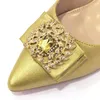 Sapatos sociais adoráveis 2023 mulheres bonitas e bolsa para combinar na cor dourada saltos confortáveis design de outono bombas para festa de casamento