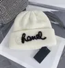 Fashionabla designer märke dubbel bokstav ananas rand broderi beanie skalle mössor unisex höst vinter svart vit ull stickade hattar