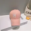 スポーツデザイナー野球帽の帽子男性のための同じスタイルの穴刺繍文字CASQUETTE WOMENS TRAVEL PHOTOS OUTDOOR日焼け止めキャップ