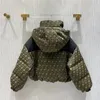 デザイナーの女性ダウンパーカー刺繍バッジ女性スタンドアップカラーレタースプライス明るい短い冬のジャケットの服