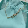 Pendanthalsband Designer S925 Sterling Silver Rose Gold Knot Necklace Cross Knot Twist Design Diamond Set Pendant 17ws