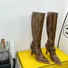 Braune dehnbare Neopren-Stiletto-Absätze, hohe Stiefel aus Lackleder, Reißverschluss hinten, Schnallenschuhe, spitze Zehen, kniehohe Stiefel, Luxus-Designer-Stiefel, modische Stiefel