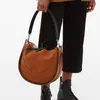 Вечерние сумки с седлом в форме матовой замшевой замши полукруглой сумки подмышки высокой емкости 2023 плеч