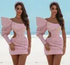 Сексуальная розовая атласная оболочка короткие коктейльные платья одно плечо из бисера с длинными рукавами над коленом.