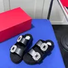 Man Summer Beach tofflor Sandales Slidy Viv Flat Shoe Luxurys Outdoors Slipper Populära äkta läder Slides mode Casual Slide Sandal Famous Designer Woman