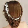Mode vita pärlor brudhuvudstycken hårstift blommiga blommamycken brud halv upp brud hårstrån tillbehör vintage krans weddi294y