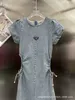 Vestidos casuais básicos Designer P Family 23 Verão Novo vestido jeans de cintura aberta com design de cordão Bainha em forma de A Simples e magnífico QTI0