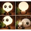 Lampade Sfumature Luci notturne Cute Cartoon Panda Light Lampada da tavolo da tavolo LED per bambini Regali per bambini Camera da letto Comodino Dormire Decorazioni per interni Illuminazione Z230805