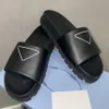 designer slipper gomma all'aperto di pannelli da uomo triangolo da uomo sandali famosi sandalo piatto luxurys estate scivoli scivoli di alta qualità da donna scarpa casual bianca da donna