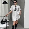 Abiti casual di base Designer P Family 23ss Summer New Letter Collo a polo ricamato Abito foderato bianco da donna Cravatta di consegna di media lunghezza allentata HR8V