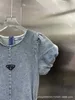 Vestidos casuais básicos Designer P Family 23 Verão Novo vestido jeans de cintura aberta com design de cordão Bainha em forma de A Simples e magnífico QTI0