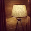 Lampade da terra Treppiede in legno classico retrò Paralumi in tessuto leggero da terra Camera da letto cinese Bar Soggiorno