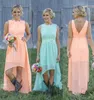 2023 Country Bridesmaid Dresses Bateau Backless High Low Chiffon Coral Mint Green Beach Maid of Honor Dress for Wedding Party Prom Billiga klänningar