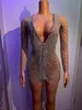Seksi Glitter Gümüş Kokteyl Elbiseleri V Boyun Uzun Kollu Beden Kadın Gece Partisi Gowns Mini Uzunluk Balo