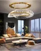 シャンデリアリビングルームのための天井のシャンデリアクリエイティブデザインラウンドベッドアクリルランプブラシ付き金色の家の装飾照明器具