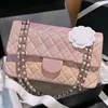 designväska lyxig handväska kvinnor crossbody väskor läder axelväska mode tygpåsar berömda klaff messenger handväskor rosa plånbok med dammpåse 25 cm sadel totes