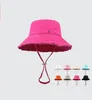 Woman Wide Brim Hats Summer le Bob Artichaut Bucket Hat de luxe Couleur de luxe Couleur solide pour les femmes et les hommes Lettres classiques mode de nombreuses couleurs Travel Beach