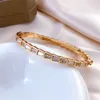 Luxury Heart Armband Gold Bangle Designer Diamond Armband For Women Snake Womens smycken Rostfritt stål Mens Engagemang Bröllopspresent