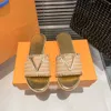 Designerskie słomkowe kapcie markowe buty plażowe kobiety płaskie slajdy designerskie pantofle Paris Flip Sandały Sandały luksusowe suwak hafty hafty ślizgowe espadrilles