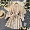 Grundläggande avslappnade klänningar Runway Designer Vintage Mini Dress Hollow Out Brodery Stand Collar Lantern Sleeve Bow Sashes Spet Up Party 2 DHE46