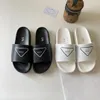 płaski sandał Wysokiej jakości trójkąt pantofle na zewnątrz Kapcia mody Slajdów Man Man Popularny slajd slajd gumowy Sandale Sandale luksusowe Projektanci butów letnie mokasyki