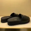 Üçgen terlik sıradan ayakkabı kauçuk sandalet 2024 yeni kaydırıcılar düz lüks tasarımcı siyah beyaz platform plaj havuzu erkek açık yaz slayt loafer spor katır kadın