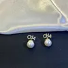 Charm-Designer-Ohrringe mit französischen Perlen, kleine Düfte, CHA-Buchstabe, mit Micro-Set-Zirkon, leicht, luxuriös und luxuriös, berühmt, vielseitig einsetzbar, RWOO