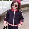 Tasarımcı Kids Giyim Setleri Erkek Kızlar Takipler Takım Mektuplar Baskı 2 PCS Moda Ceket Ceket Pantolon Takımları Chidlren Casual Sport Giysileri