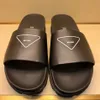 Nya kvinnor Mens Rubber Slide Triangle Fashion Sandales Slipper Outdoors Flat Sandal 10a Högkvalitativ designer Sko Summer Beach Slippers Luxury Leather Slides