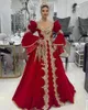 Élégant Kosovo Kaftan Rouge Velours Robes De Bal Cloche Manches Longues Or Dentelle Appliques Perlé Étage Longueur Formelle Robes De Soirée