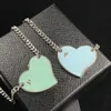 Luxurys Heart Pendant Necklacesファッションマン女性の逆三角形のレターデザイナー