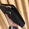 L'ultima pochette goffrata da uomo Classica pochette semplice ed elegante