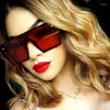 Okulary przeciwsłoneczne duże kwadratowe kobiety marka moda płaska czerwono -czarna przezroczysta obiektyw One Piece Men Gafas Shade Mirror Uv400