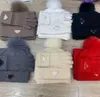 Gants de créateur de luxe Chapeau Foulards Ensembles Tricoté Lettre Triangle Inversé Chapeau Écharpe 3 Pièces Ensemble Écharpe Polyvalente Chapeau Gant Ensembles Classique 6 couleurs