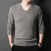 Męskie swetry w jesieni i zimowej czysty sweter w stylu V Neck stały kolor zagęszczony, ciepłe dzianinowe bluzki.