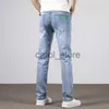 Mäns jeans 2023 Sommar Nya män ljusblå tunn vanlig passform Jeans Green Label Decoration Fashion Stretch Denim Pants Mane Brand Trousers J230806
