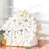 Present Wrap 50st Hollow Farterfly Wedding Candy Box med bandförpackning för baby shower