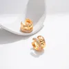 Luxus-Ohrringe Echtgold-Galvanisierung, grenzüberschreitendes neues Produkt, eingelegter Zirkon, beliebte Buchstaben, C-förmige kleine Ohrclips, breitkantige Ohrknochenclips mit Metallstruktur